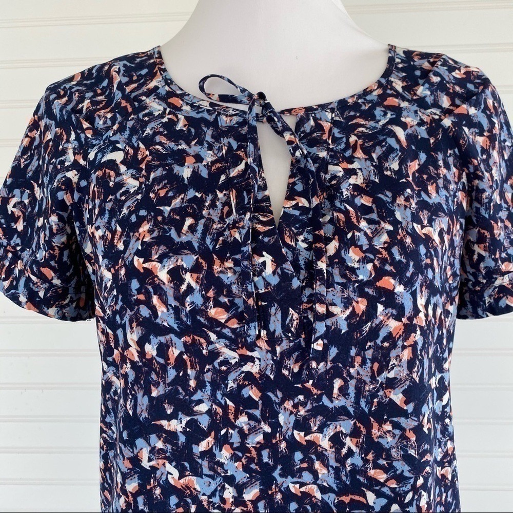a.n.a Short Sleeve Blouse Size M Navy Blue Abstract Tie Neck Top - Picture 4 of 9